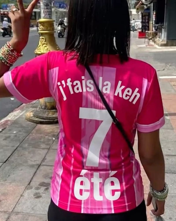 Maillot rose floqué J'FAIS LA KEH 7 ÉTÉ porté à Phuket